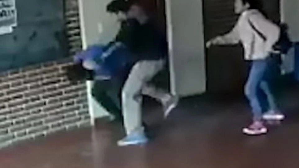 Πατέρας έκανε «μαύρο» στο ξύλο δάσκαλο που παρενοχλούσε σεξουαλικά την κόρη του! (βίντεο)